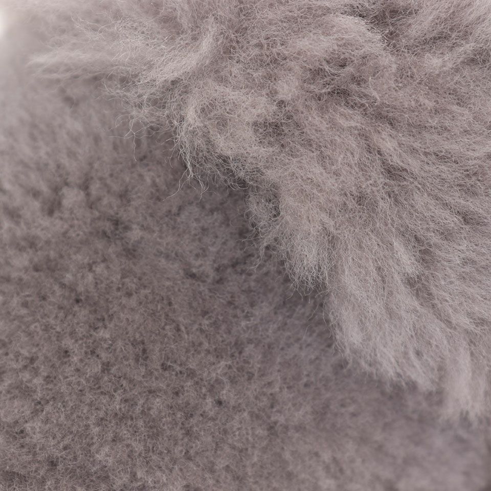 オーストラリア産の良質なムートンを使用しており、ムートンの暖かさを足元から感じられるアイテムです／カラー：グレー