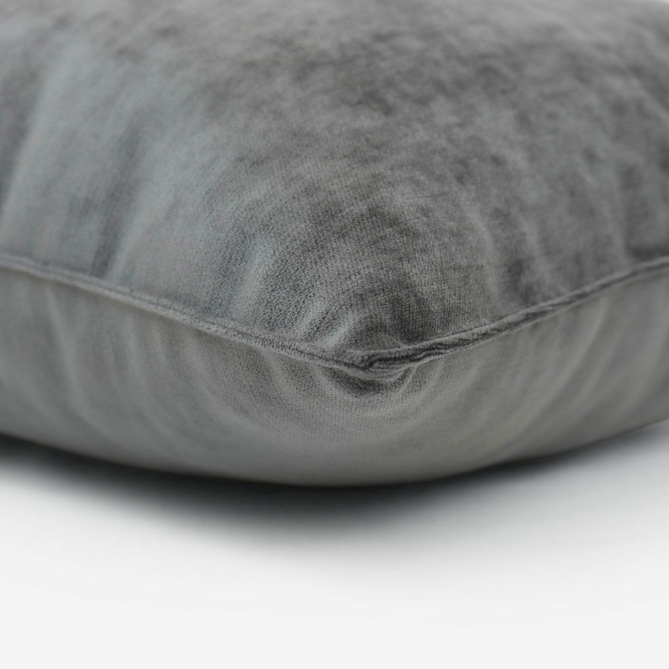 外周を縁取るように丁寧に縁取り（ステッチ）をしています／45cm×45cm／40cm×30cm／カラー：ダークグレー