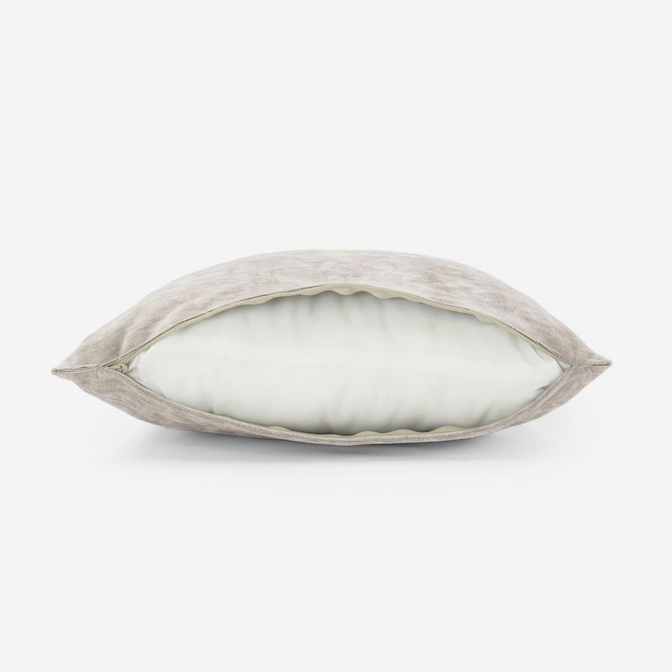 生地の色目に合わせたファスナー色を使用し、ファスナー部分に生地を片側から被せています／40cm×30cm／カラー：ベージュ