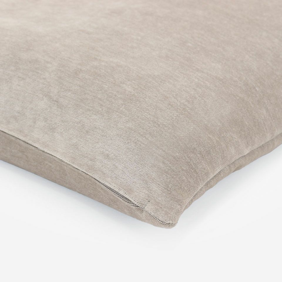 周囲は縫い合わせ仕様でシンプルな仕上がりです／カラー：ベージュ