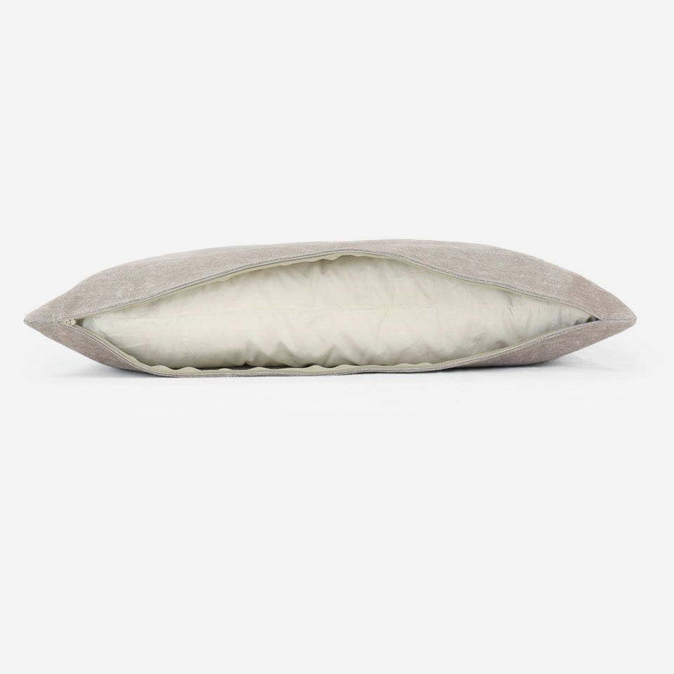 生地の色目に合わせたファスナー色を使用し、ファスナー部分に生地を両側から被せています／カラー：ベージュ