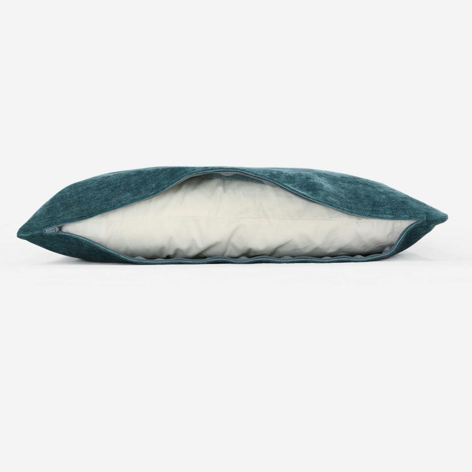 生地の色目に合わせたファスナー色を使用し、ファスナー部分に生地を両側から被せています／カラー：ダークグリーン