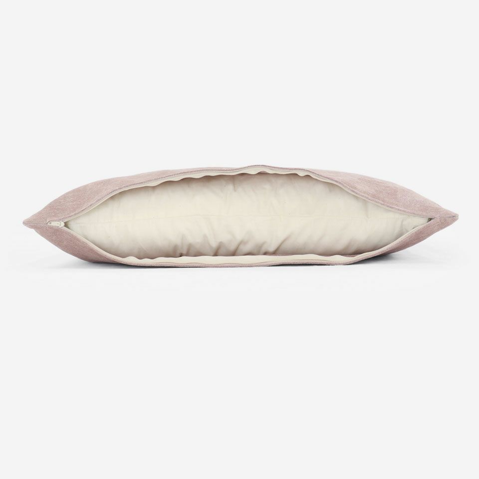 生地の色目に合わせたファスナー色を使用し、ファスナー部分に生地を両側から被せています／カラー：ローズ