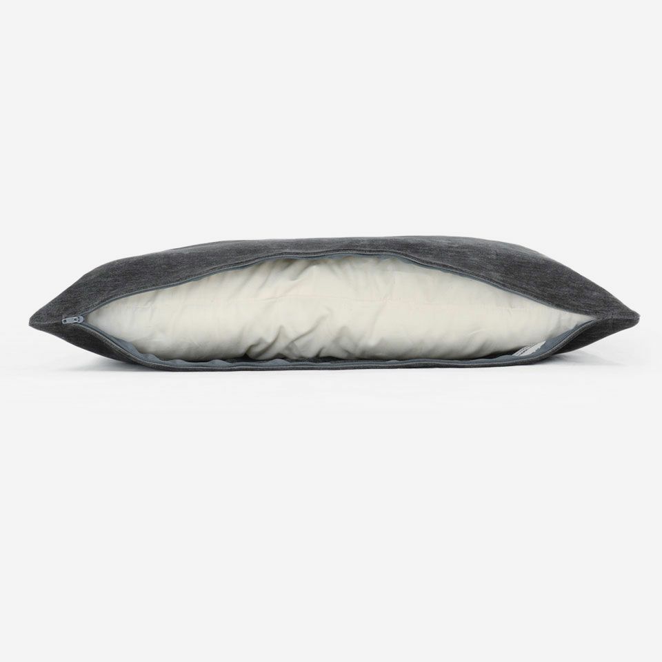 生地の色目に合わせたファスナー色を使用し、ファスナー部分に生地を両側から被せています／カラー：ダークグレー