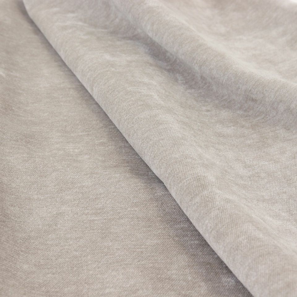 シンプルながらも高級感と程良い光沢感のあるモール糸を使用したベルベット調素材のクッションカバーです／カラー：ベージュ