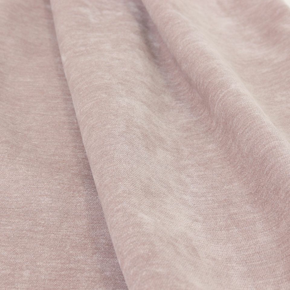シンプルながらも高級感と程良い光沢感のあるモール糸を使用したベルベット調素材のクッションカバーです／カラー：ローズ