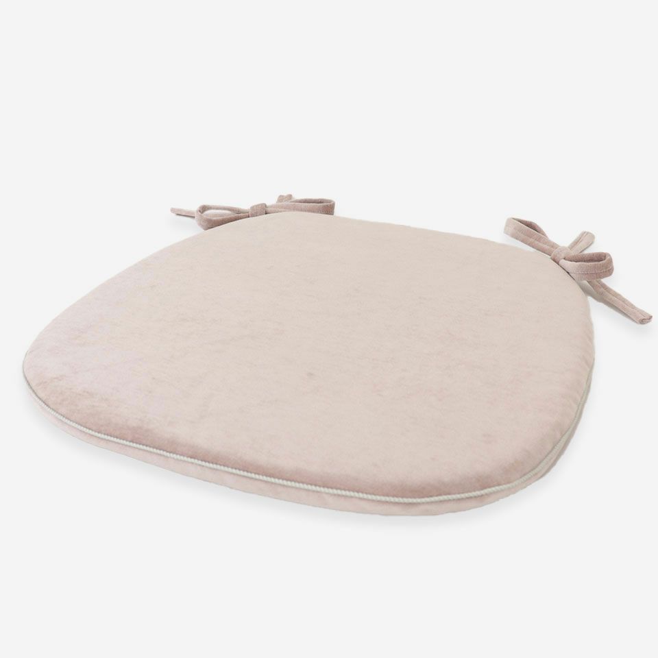 表面／カラー：ローズ／45cm×43cm／無地なので、様々なインテリアシーンに合わせることができます