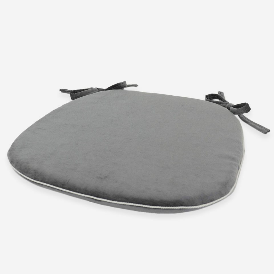 表面／カラー：ダークグレー／45cm×43cm／無地なので、様々なインテリアシーンに合わせることができます