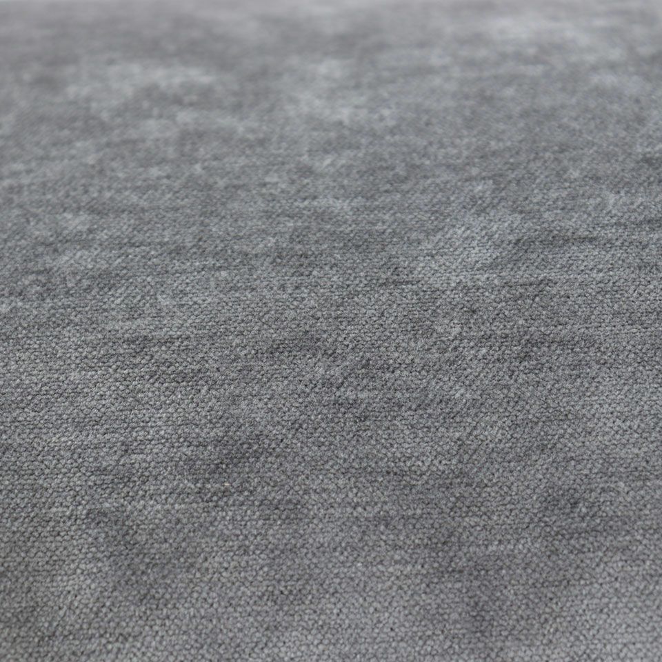 シンプルながらも高級感と程良い光沢感のあるモール糸を使用したベルベット調素材のダイニングシートクッションです／カラー：ダークグレー