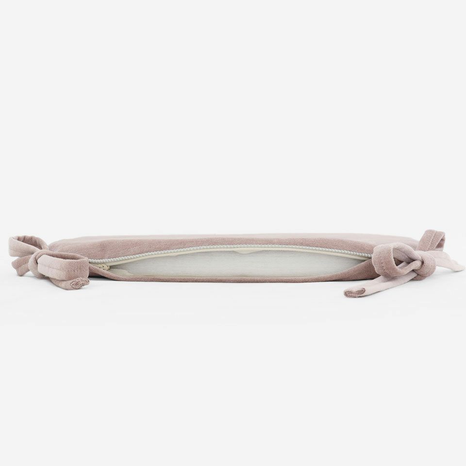 生地の色目に合わせたファスナー色を使用し、ファスナー部分に生地を片側から被せています／カラー：ローズ