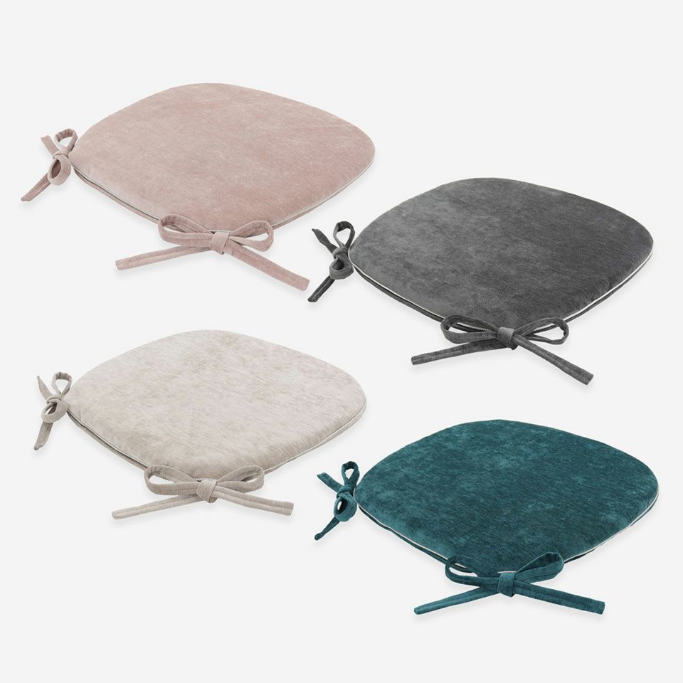 ベーシックカラーのベージュとダークグレー、上品な淡いローズ、主役にもなる美しいダークグリーンの4色展開です