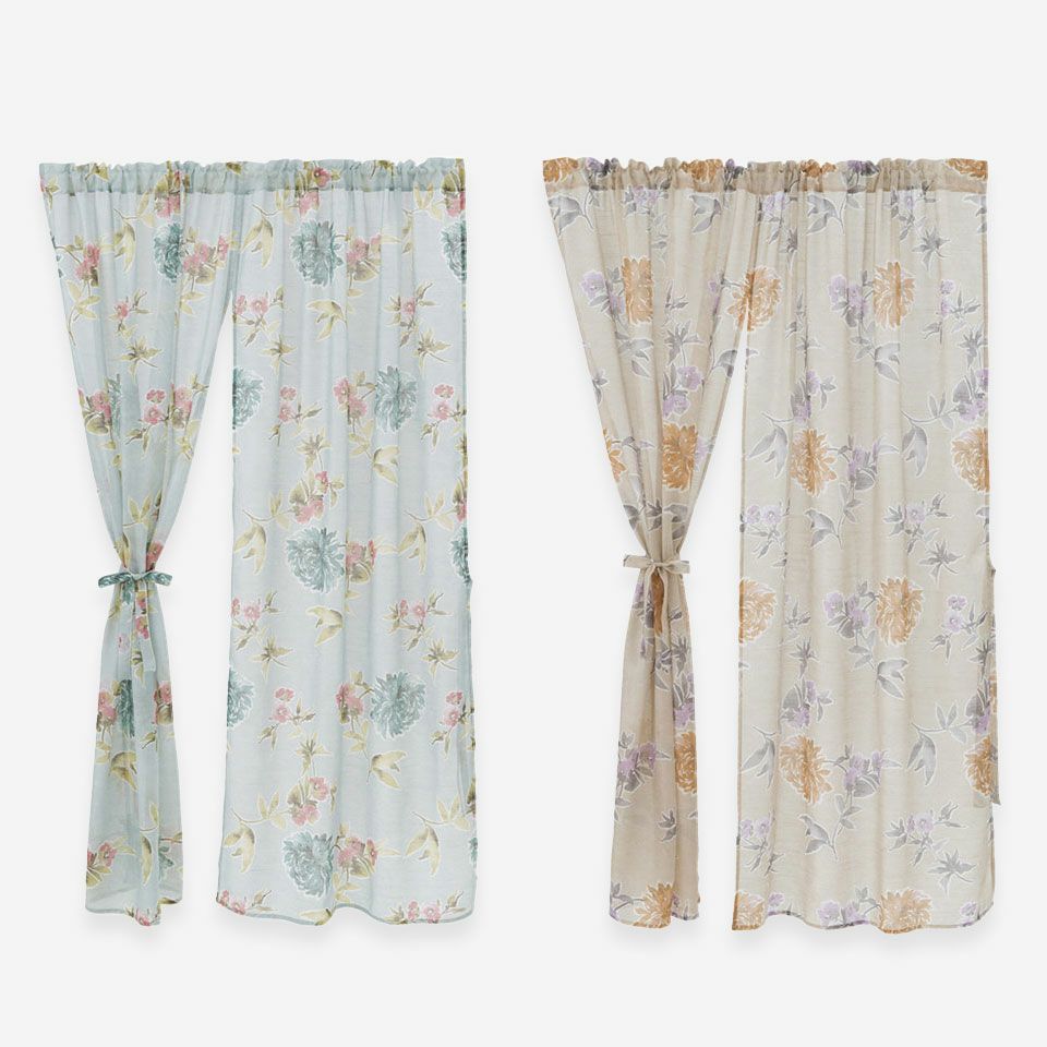 やさしい水彩タッチで弾むようにお花を描いたデザインを彩度をおさえたやさしいカラーリングで表現しました