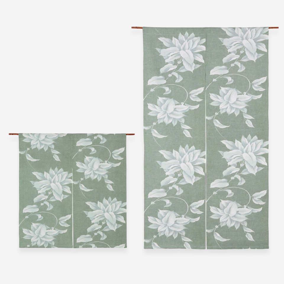 解し織り（ほぐし織り）という昔ながらの伝統的な技法で、仮織りした縦糸に職人が型染めし仮織りした横糸を解しながら織り上げる特殊な先染め織物です