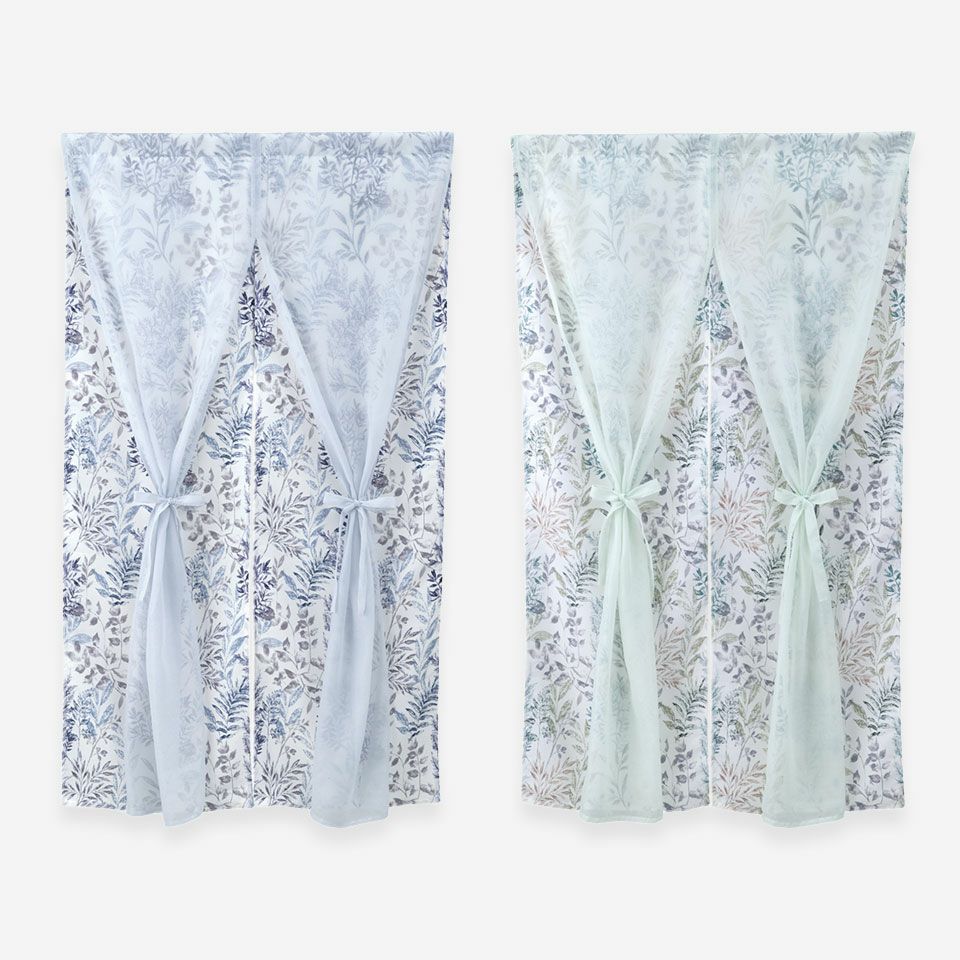 手前だけを束ねてスタイルを楽しんだり、透け感を演出し風を通したいときは後ろだけを束ねるなど、気分合わせてアレンジ可能な2重スタイルのれんです