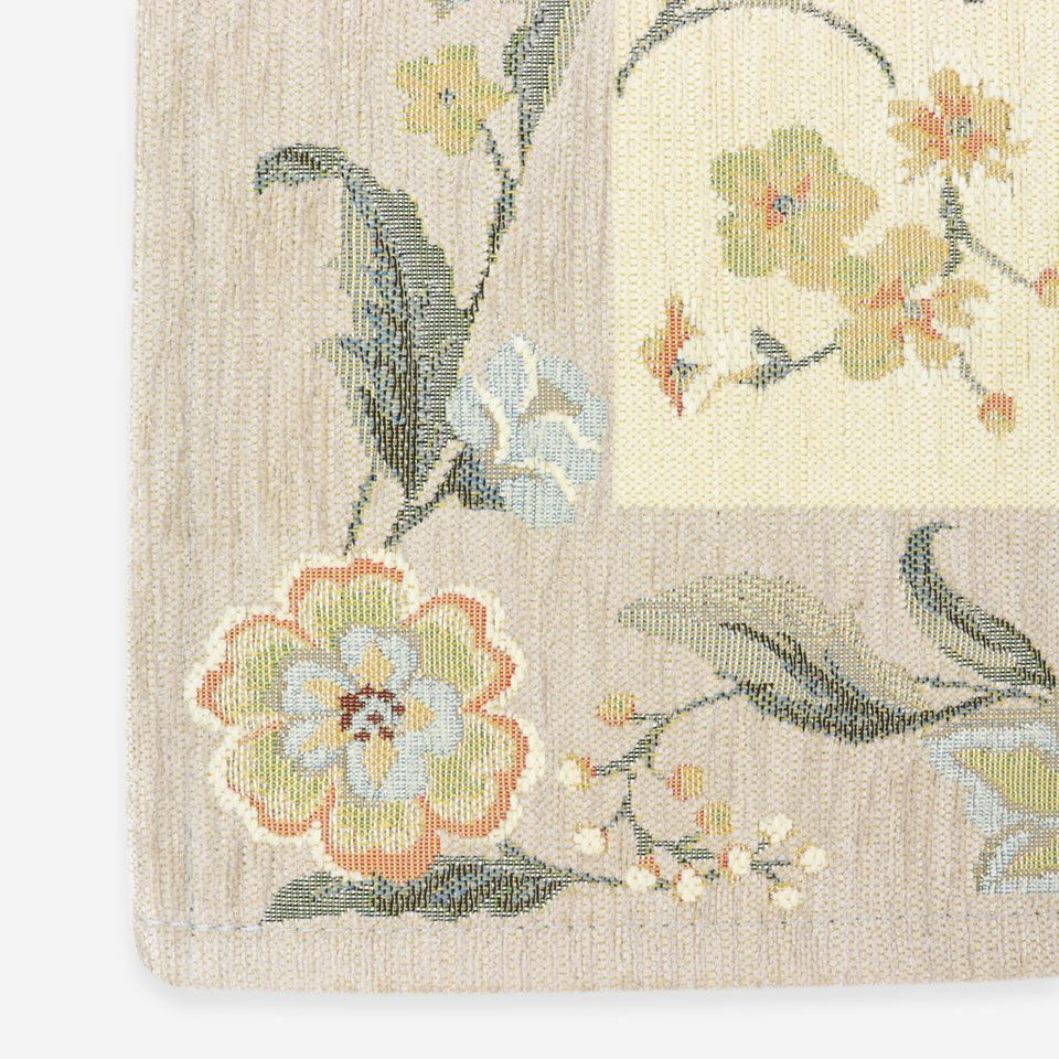 伝統柄である花更紗を多色ジャガート織+温かみのあるシェニール糸をつかって表現しました／カラー：グレー