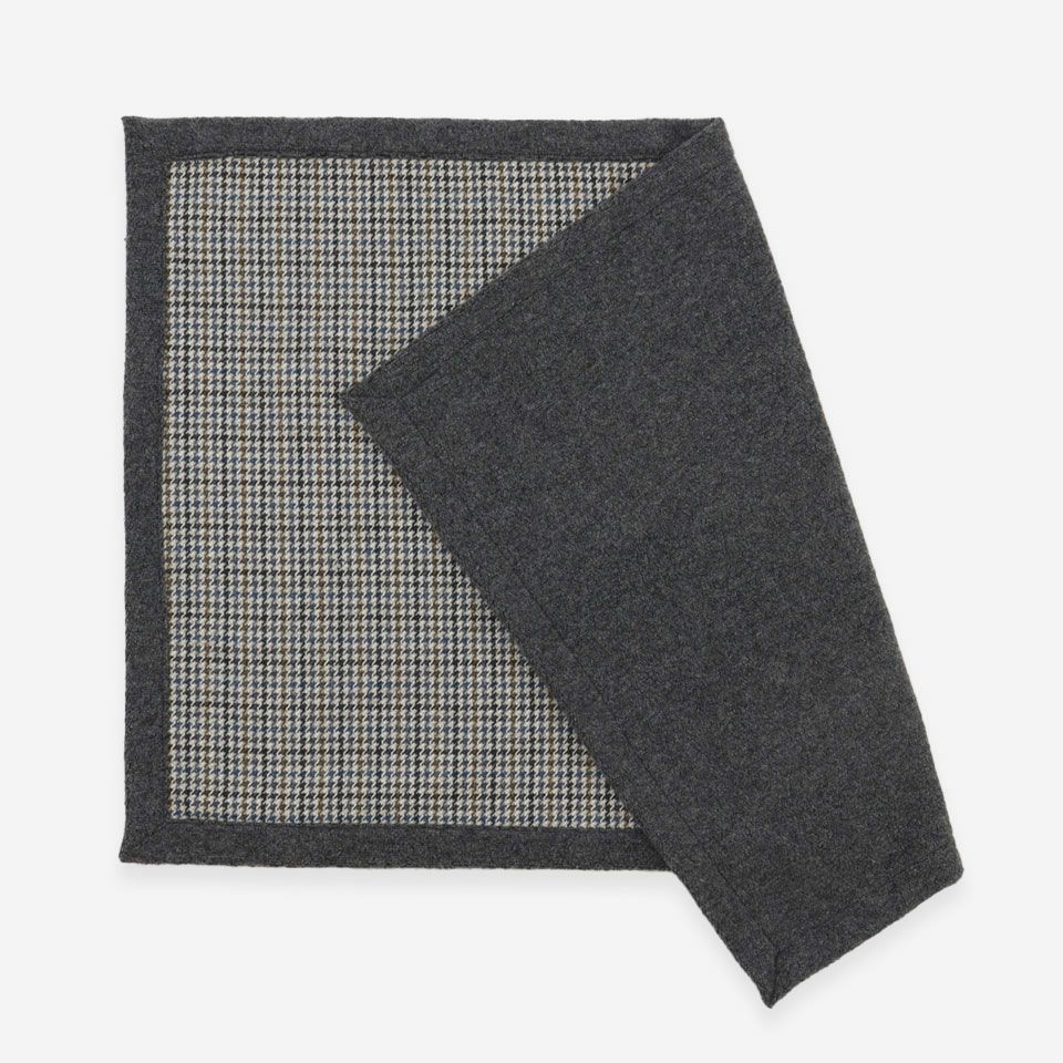 裏面の無地のボア生地はリサイクルウールを使用しています／カラー：ブルー