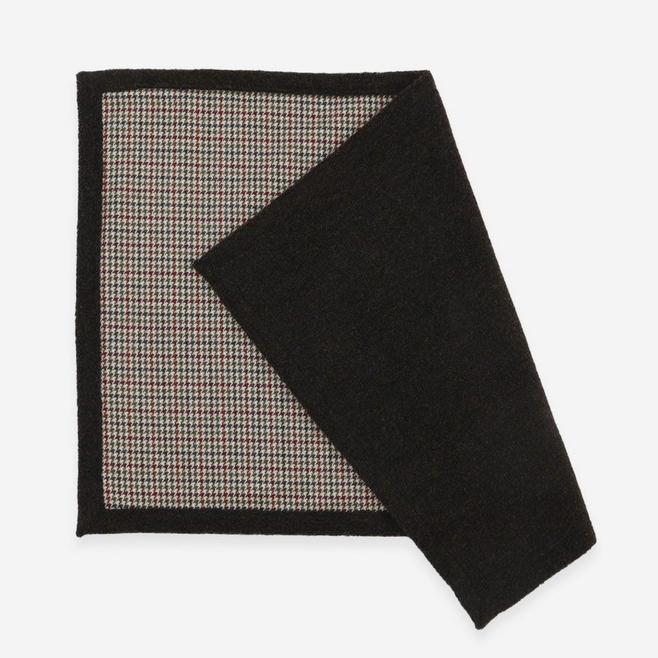 裏面の無地のボア生地はリサイクルウールを使用しています／カラー：レッド