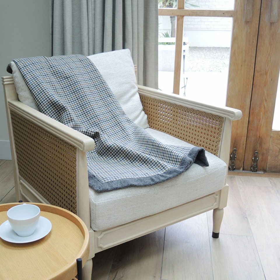 表には毛100％の素材、裏面にはボアの素材を使用していますので肌寒いときに身体を温めてくれるブランケットとしてご使用頂けます