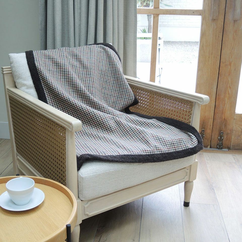 表には毛100％の素材、裏面にはボアの素材を使用していますので肌寒いときに身体を温めてくれるブランケットとしてご使用頂けます