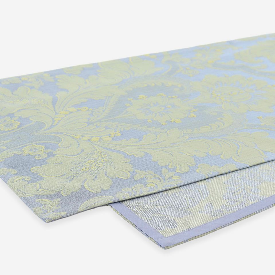 filoのダマスクジャカードを使用したテーブルランナーは,カーテンと合わせたテーブルコーディネートをお愉しみ頂けます／カラー：ブルー