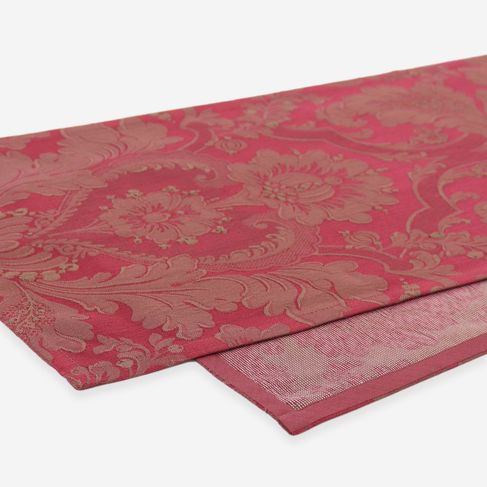 filoのダマスクジャカードを使用したテーブルランナーは,カーテンと合わせたテーブルコーディネートをお愉しみ頂けます／カラー：レッド