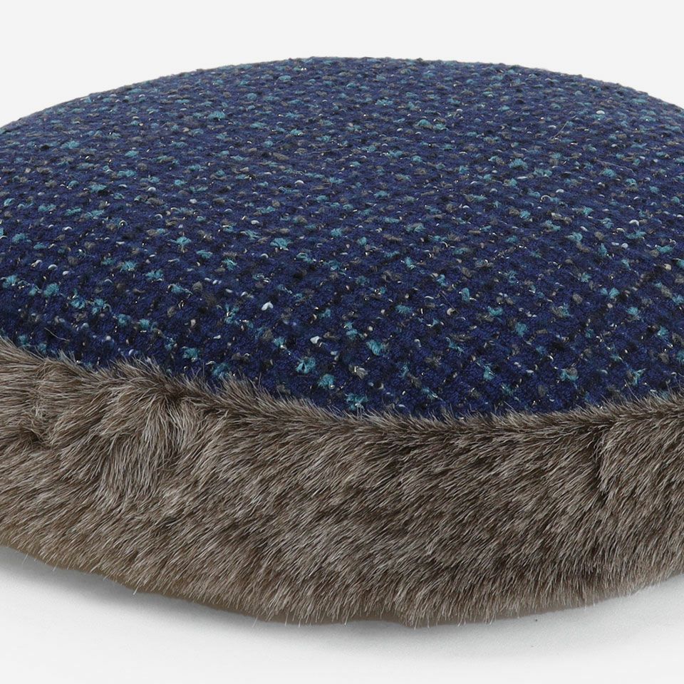 洋菓子のマカロンを連想させるかわいい形状の円形クッション。周囲にはフェイクファーのテープをあしらいお部屋のアクセントになってくれるアイテムです