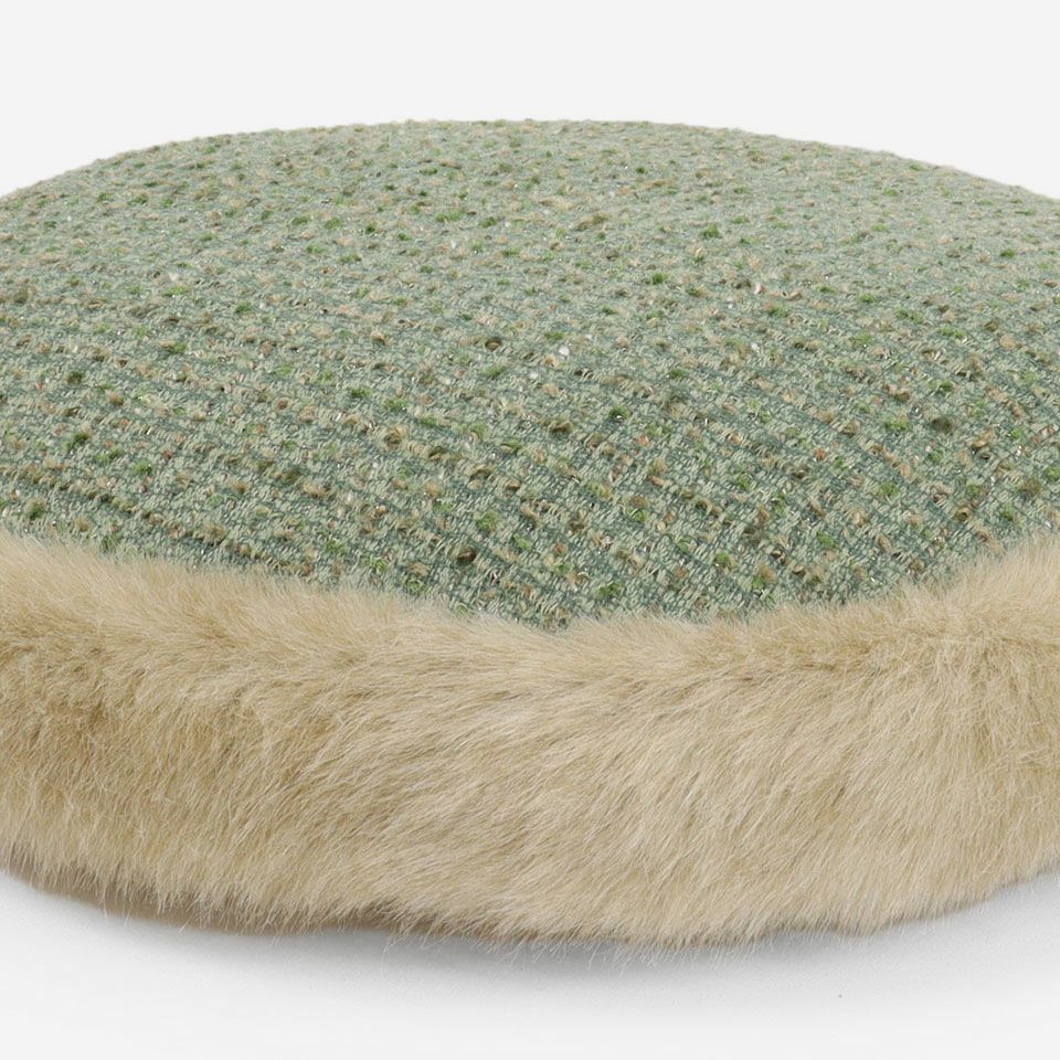 洋菓子のマカロンを連想させるかわいい形状、周囲にはフェイクファーのテープをあしらいお部屋のアクセントになってくれるアイテムです