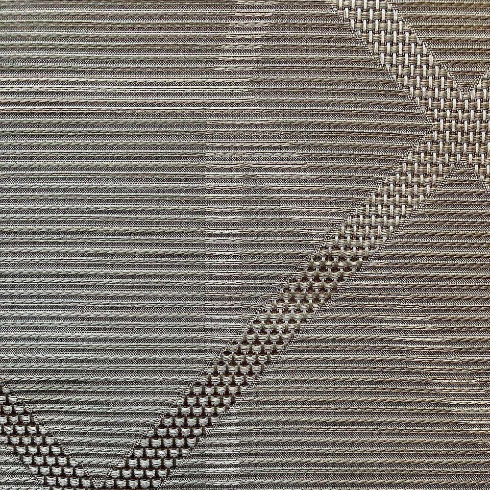 生地拡大画像／実物の生地に近い色目となります／デザインの場所によって透け感がある軽やかな生地です