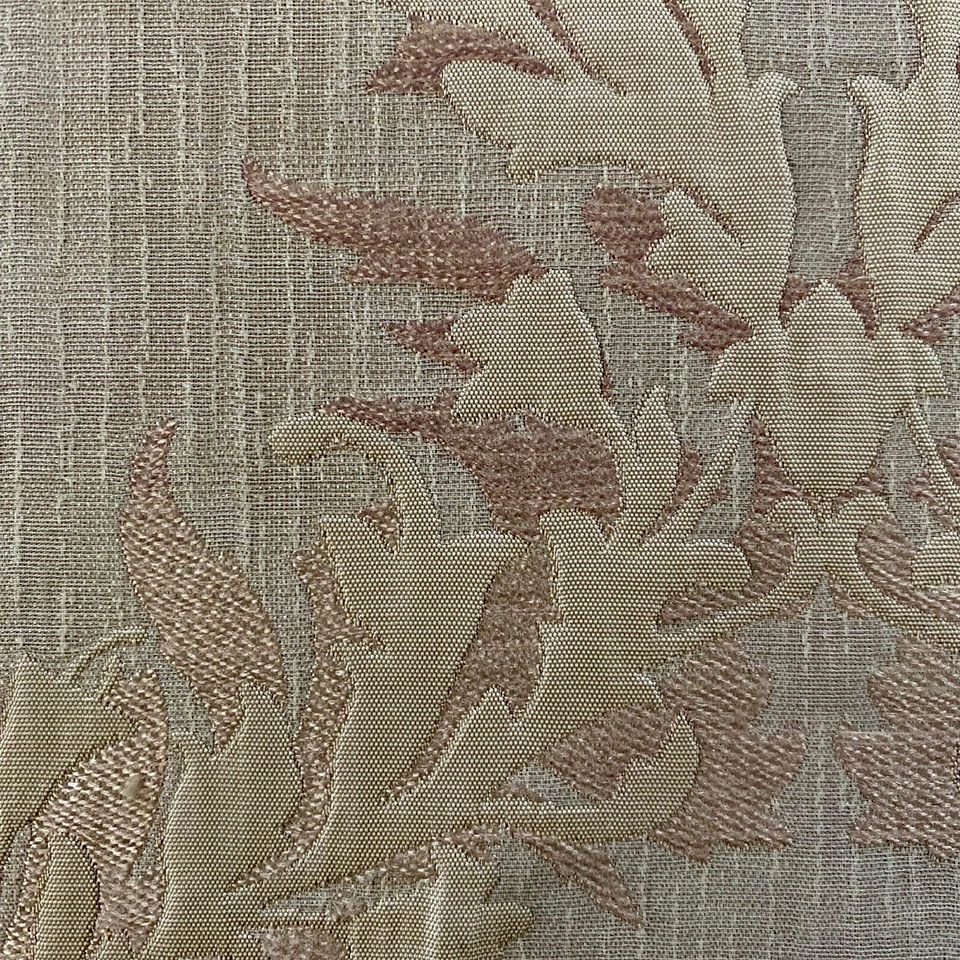 生地拡大画像／実物の生地に近い色目となります／上品な淡いピンク色の風通織りジャカード生地です