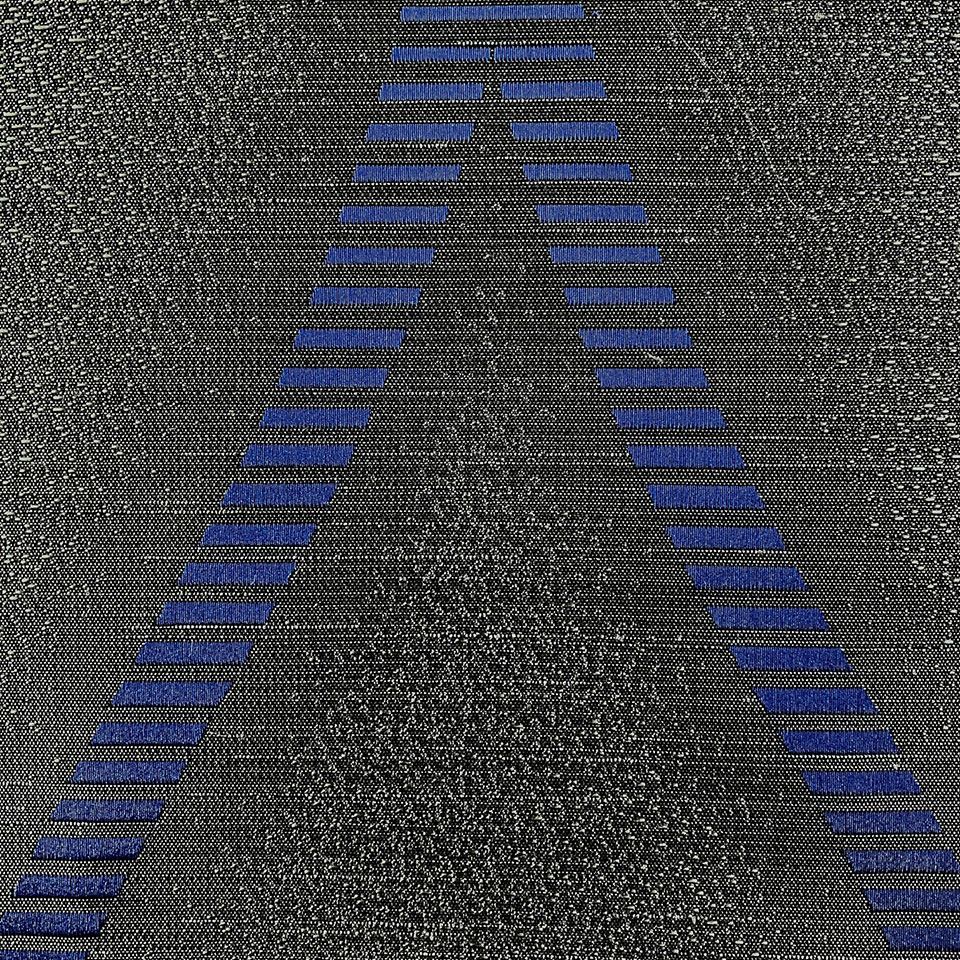 生地拡大画像／実物の生地に近い色目となります／モダンスタイルに合わせたいライン柄の生地です