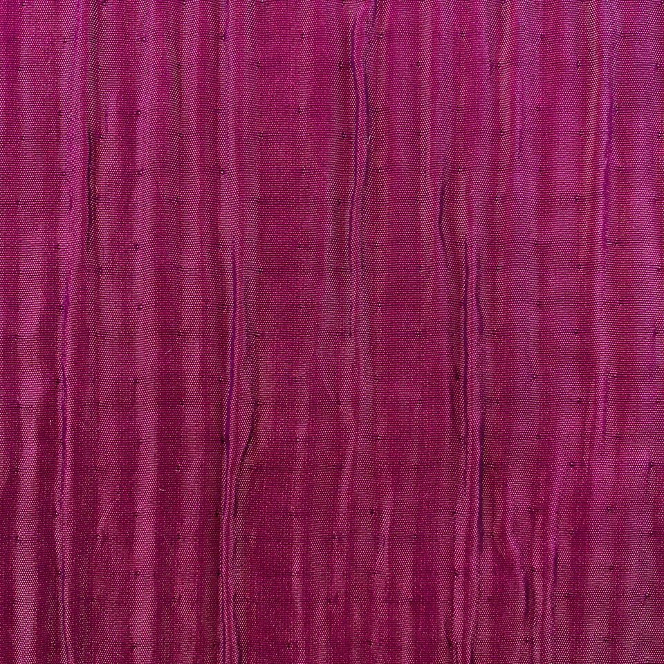 生地拡大画像／実物の生地に近い色目となります／見る角度により色が違って見える多色性のある生地です