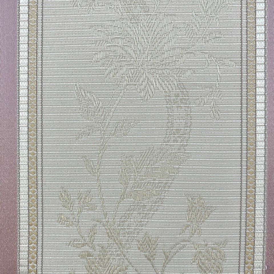 生地拡大画像／実物の生地に近い色目となります／落ち着いたローズ色のラインがアクセントになる生地です