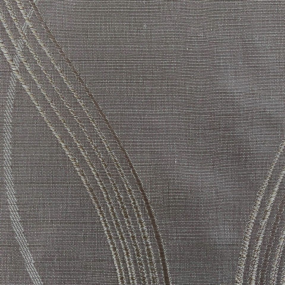 生地拡大画像／実物の生地に近い色目となります／モダンテイストにも合わせやすい風通織りライン柄の遮光生地です