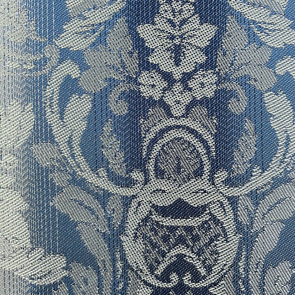 生地拡大画像／実物の生地に近い色目となります／高級感のあるクラシック柄の遮光生地です