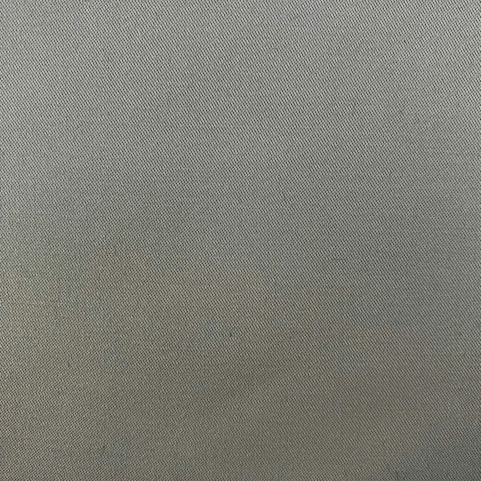 生地拡大画像／実物の生地に近い色目となります／幅広いシーンに合わせやすい優しい光沢のある無地の遮光生地です