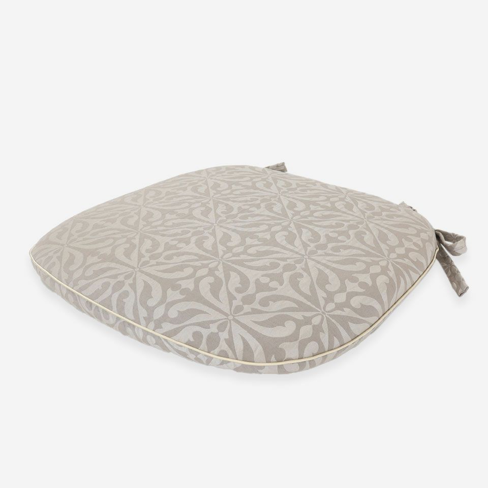 表面／カラー：ベージュ／45cm×43cm／紐付き／オーナメント調の柄を凹凸感のあるジャカードで表現しています