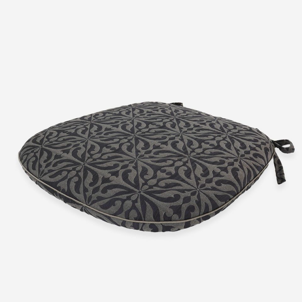 表面／カラー：グレー／45cm×43cm／紐付き／オーナメント調の柄を凹凸感のあるジャカードで表現しています