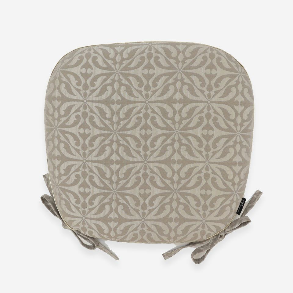 裏面／表面カラー：ベージュ／45cm×43cm／紐付き／表面と同系色の色になっています