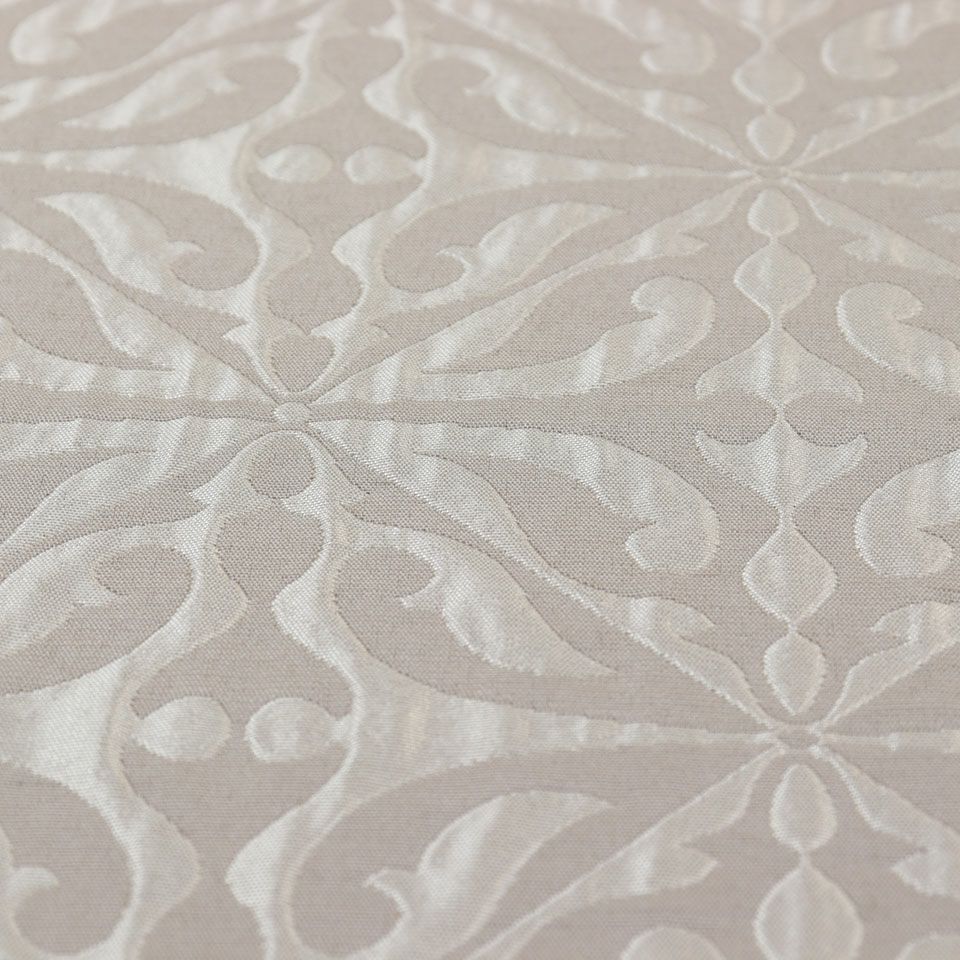 地と柄の部分でも光沢感の差があり、見る角度によって色の見え方がかわるシャンブレー効果のような複雑な質感に仕上がっています