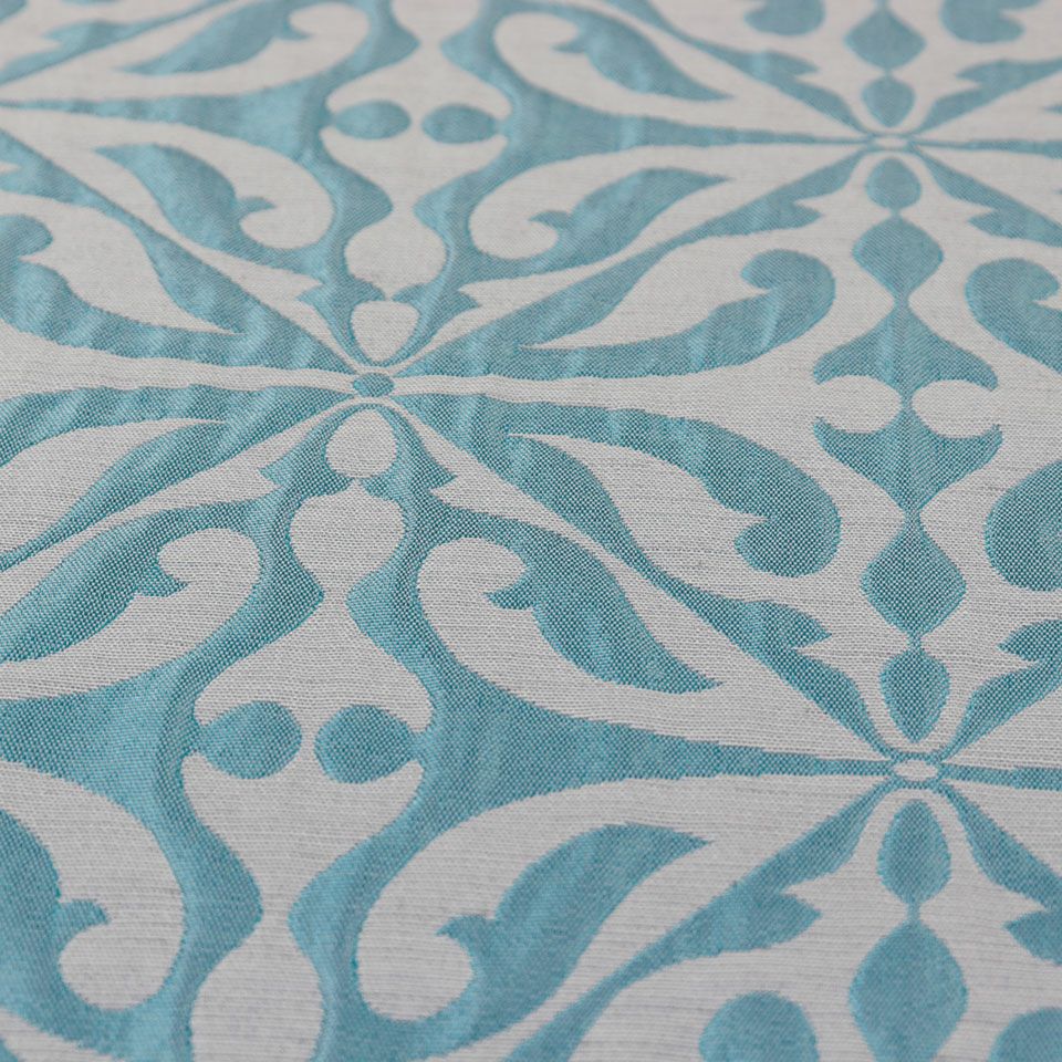 地と柄の部分でも光沢感の差があり、見る角度によって色の見え方がかわるシャンブレー効果のような複雑な質感に仕上がっています