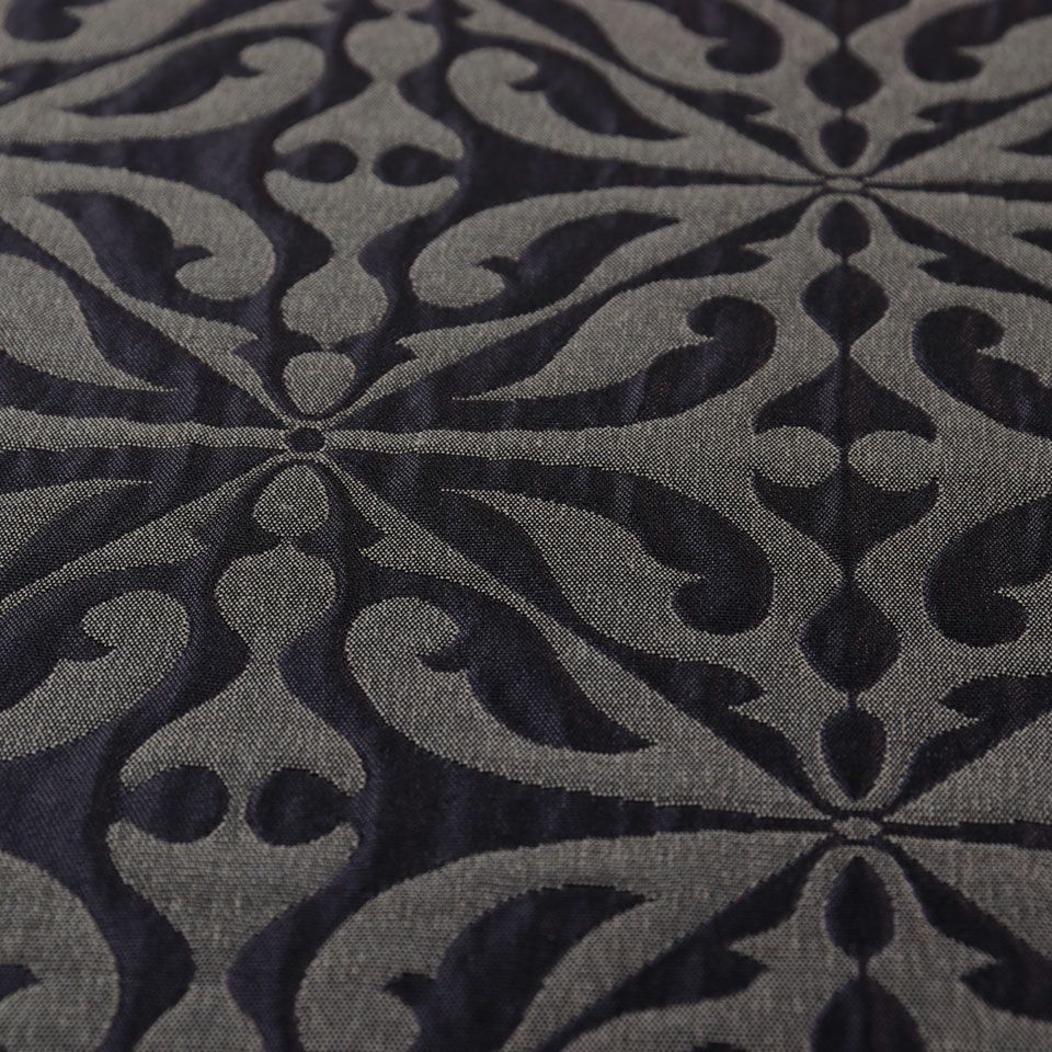 地と柄の部分でも光沢感の差があり、見る角度によって色の見え方がかわるシャンブレー効果のような複雑な質感に仕上がっています