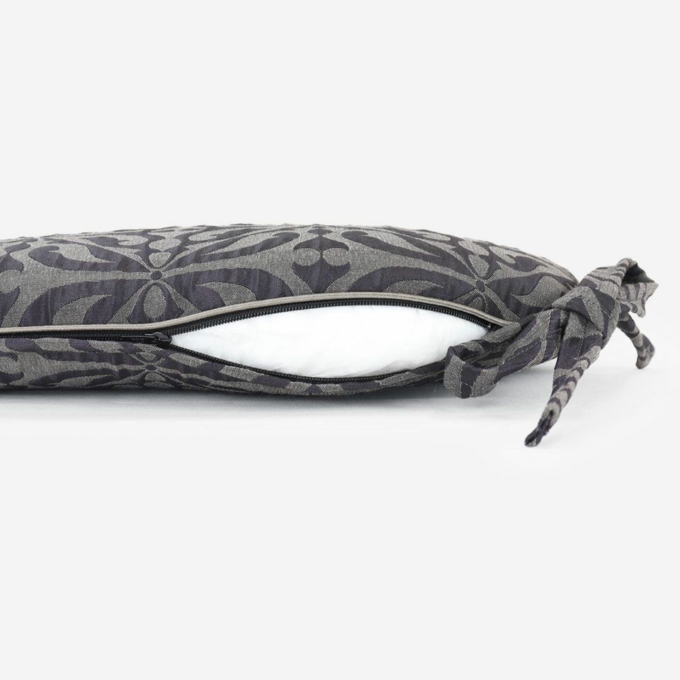 生地の色目に合わせたファスナー色を使用し、ファスナー部分に生地を片側から被せています