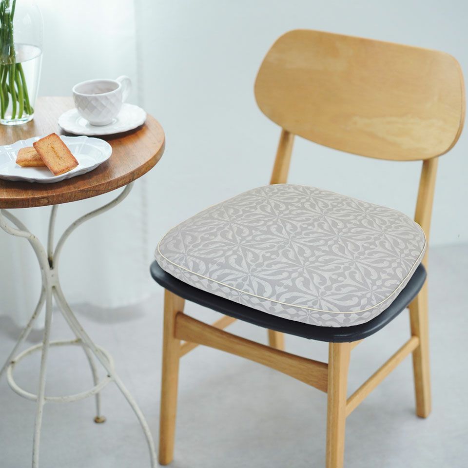 多様化するダイニングチェアーに幅広く対応できるよう、紐を省きシンプルな形状にしました／カラー：ベージュ