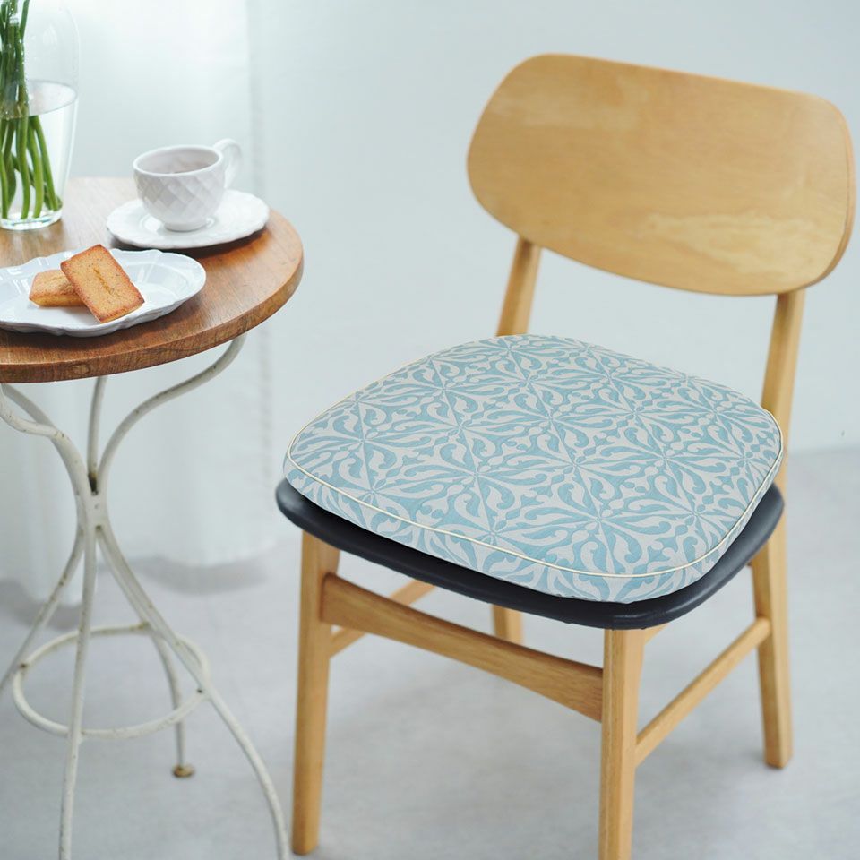 多様化するダイニングチェアーに幅広く対応できるよう、紐を省きシンプルな形状にしました／カラー：ブルーグリーン