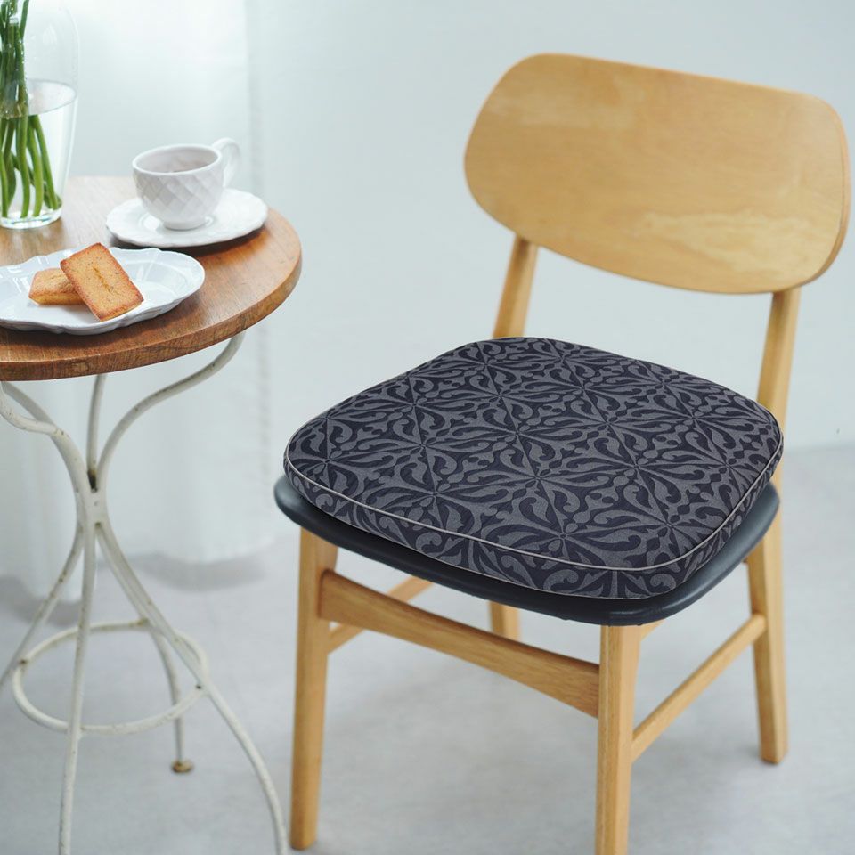 多様化するダイニングチェアーに幅広く対応できるよう、紐を省きシンプルな形状にしました／カラー：グレー