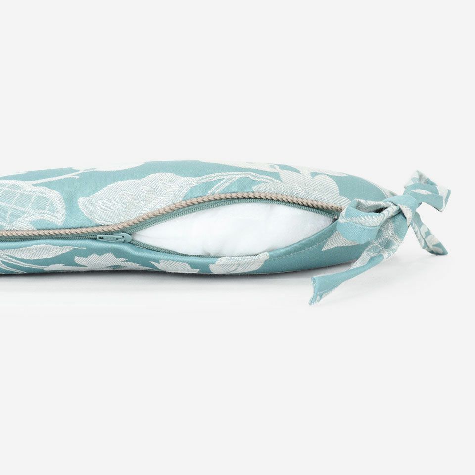 紐付き／生地の色目に合わせたファスナー色を使用し、ファスナー部分に生地を片側から被せています