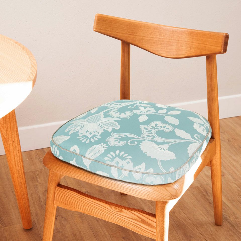 多様化するダイニングチェアーに幅広く対応できるよう、紐を省きシンプルな形状にしました／カラー：ブルー