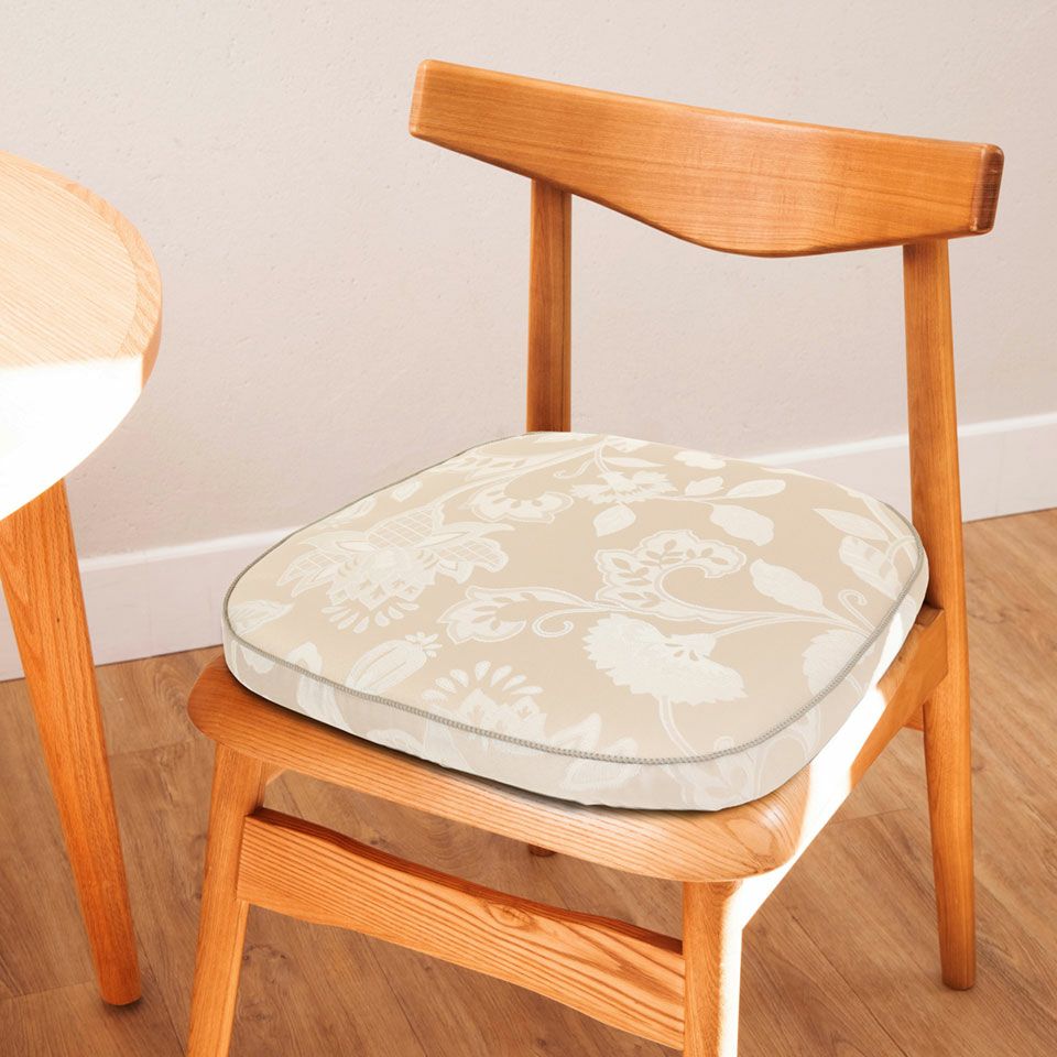 多様化するダイニングチェアーに幅広く対応できるよう、紐を省きシンプルな形状にしました／カラー：ベージュ