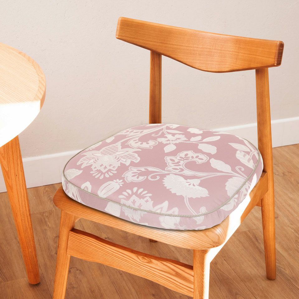 多様化するダイニングチェアーに幅広く対応できるよう、紐を省きシンプルな形状にしました／カラー：ピンク