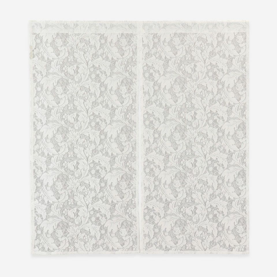 正面画像／カラー：クリーム／約85cm×90cm  *レース柄が見えやすいように商品背面にグレー色の加工をしていますが、実際の商品にグレー色の裏地等はありません。